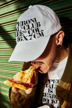 High quality realistic cap mockup for your pizza brand. Premium mockup with front view of a person wearing a hat for your brand. Apparel mockup. Clothing mockup. Aesthetic baseball cap mockup in an editable PSD file.