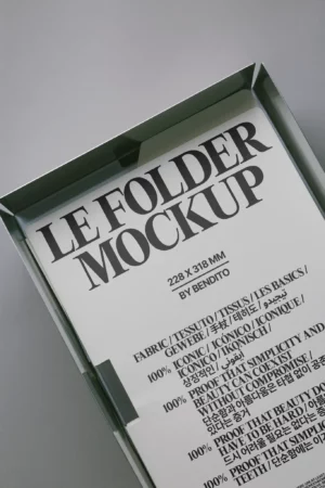 A close-up of a folder mockup with the title LE FOLDER MOCKUP 228 x 318 MM BY BENDITO printed in large bold letters, along with multilingual text describing materials and design features.